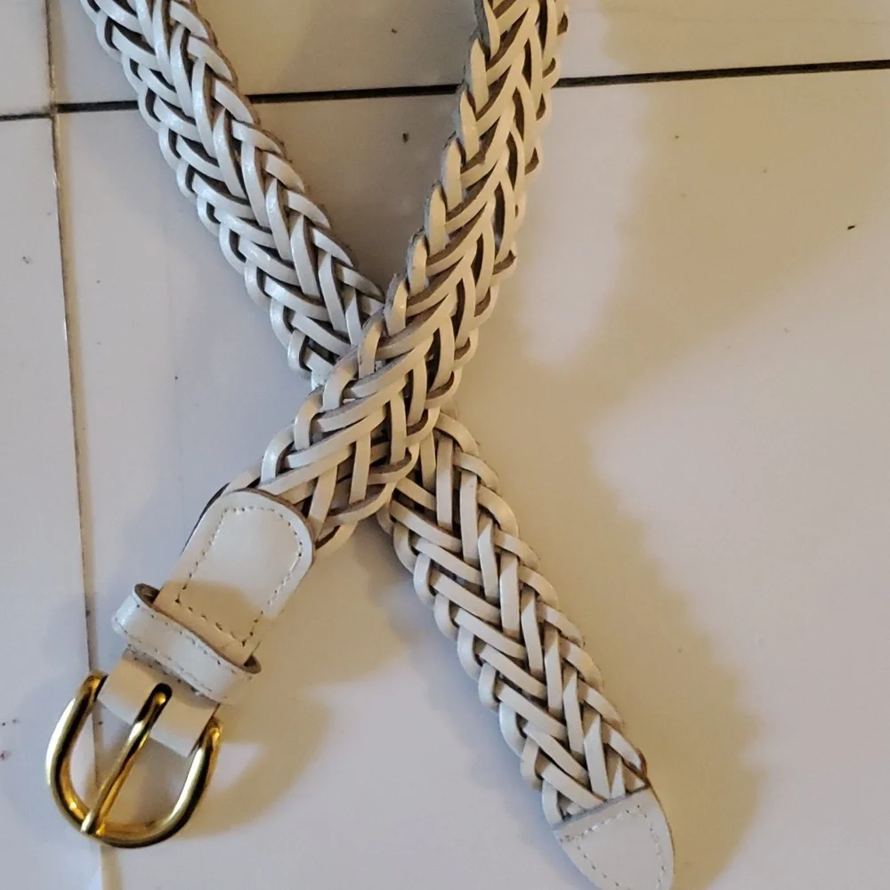 New with tags womens leather white belt in different sizes 32